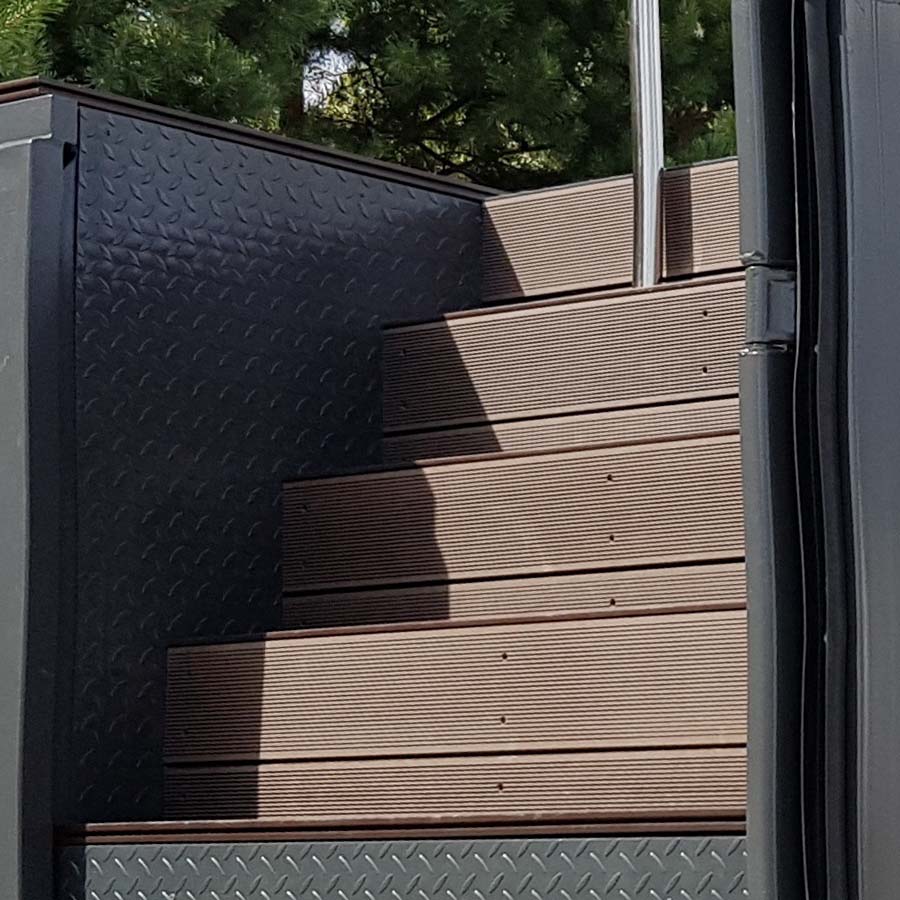 Einstiegstreppe und Holzdeck eines Cubepool Comfort Containerpool.